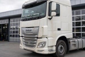 Hoe verwijder je boomhars van een vrachtwagen?
