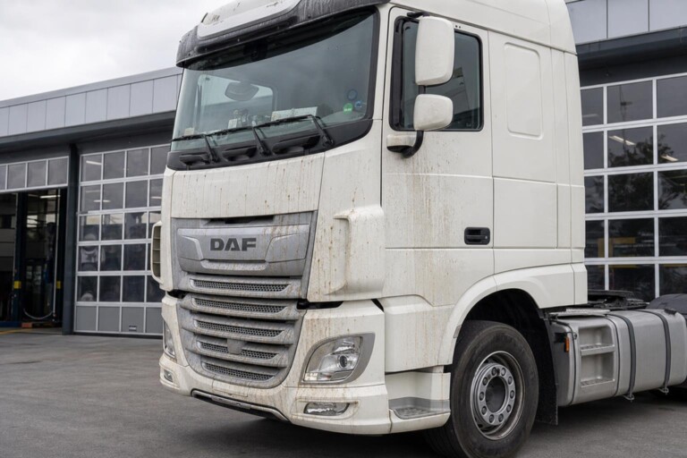 Hoe verwijder je boomhars van een vrachtwagen?