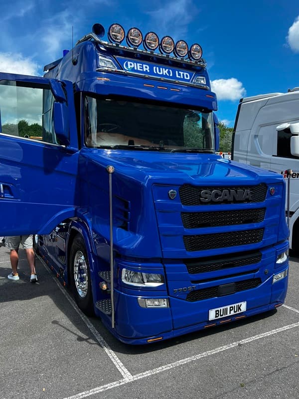 Blauwe Scania T-serie tijdens een truckshow