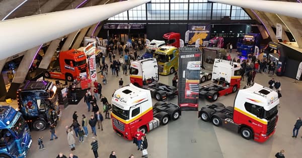 Indoor truckshow met vrachtwagens tijdens het Mega Trucks Festival