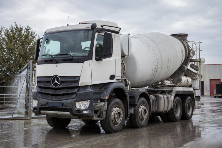 Hoe verwijder je cementresten van een vrachtwagen?