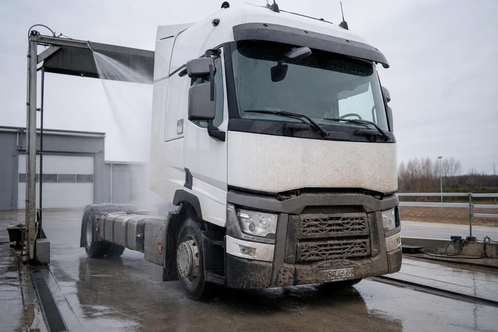 Hoe verwijder je modder van een vrachtwagen?