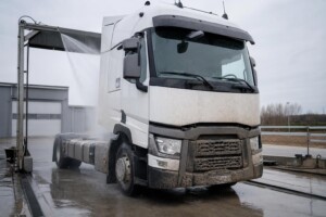 Hoe verwijder je modder van een vrachtwagen?