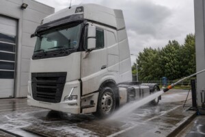 Hoe verwijder je olie en vet van een vrachtwagen?