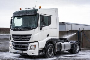 Hoe verwijder je zoutaanslag van een vrachtwagen?