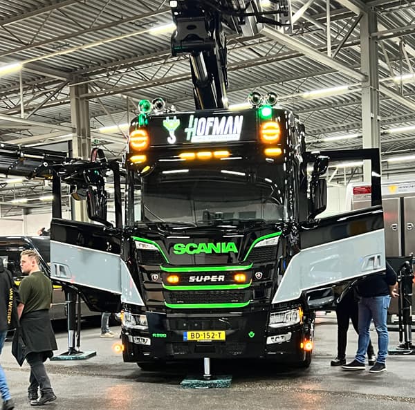Scania met autolaadkraan
